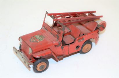 null J.R.D: Jeep mécanique en tôle "Pompiers de Paris", roues en bois, clé absente....