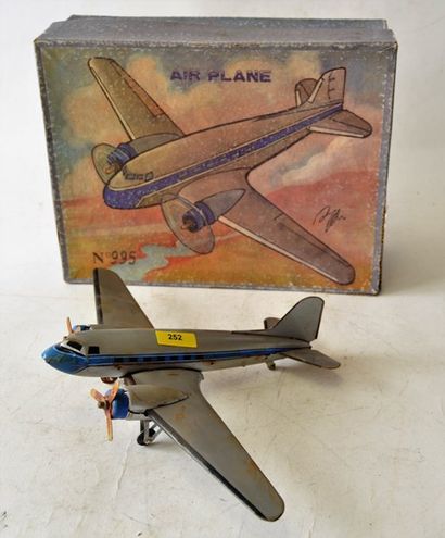 null AIRPLANE, réf 995, avion bimoteur en tôle argentée, Lg. 19cm, bel état en b...