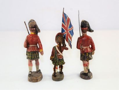 ELASTOLIN ELASTOLIN: 3 soldats écossais au défilé avec drapeau, 10 cm, circa 1900....