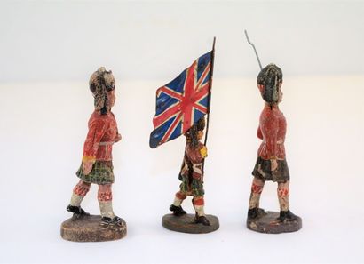 ELASTOLIN ELASTOLIN: 3 soldats écossais au défilé avec drapeau, 10 cm, circa 1900....