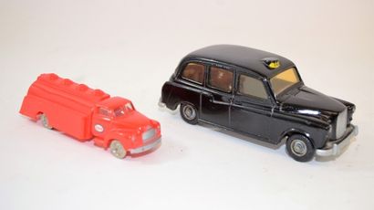 null 2 véhicules Budgie & Lego:

-Budgie Models London Taxi Cab 101 au 1/43ème. (Production...