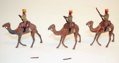 Britains BRITAINS (3): set 123 "Bikanir Camel Corps", seconde version de 1919. Accidents...