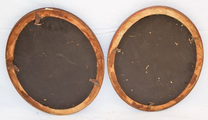 null 2 mirrors of oval shape, carved wood frame, dimensions: 46 x 36 cm.