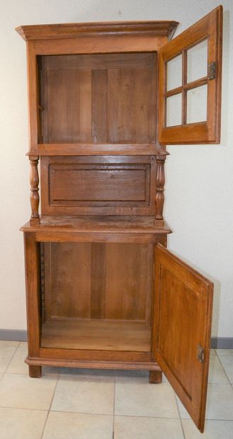 null Double oak cabinet opening by 2 flaps, with its key, dimensions: 202 x 85 x...
