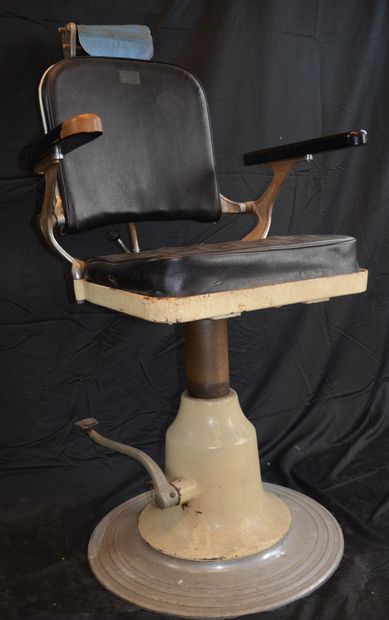 null Barber chair JJ Maes, Brussels, dimensions: 122 x 65 cm.