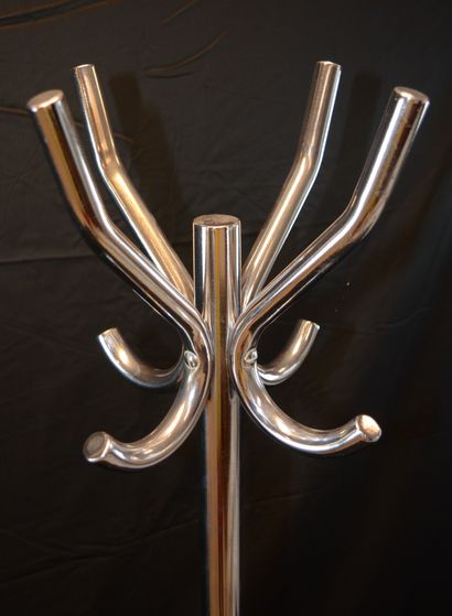 null Vintage coat rack in chromed metal with 4 hooks, height: 185 cm.