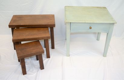 null 3 tables gigognes rustiques (hauteurs: 40, 34, 28 cm) et une patinée bleue (hauteur:...