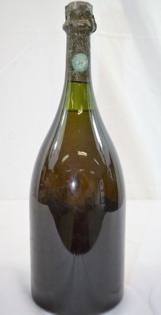 null Magnum of champagne Dom Pérignon 1971, in its red velvet lined box. Low neck...