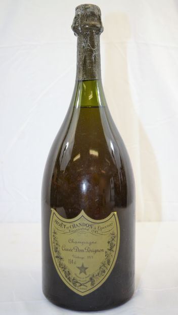 null Magnum of champagne Dom Pérignon 1971, in its red velvet lined box. Low neck...