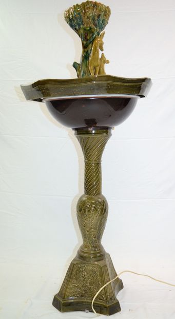 null Fountain in earthenware, height: 129 cm. Electrical operation to be checked...