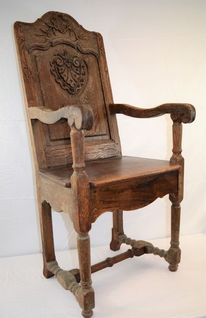 null Liege: carved oak armchair, late 17th/early 18th century. Dimensions: 117 x...