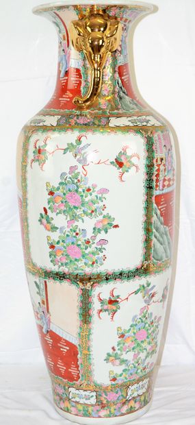 null Large Chinese vase (marked SATSUNTA). Handles golden elephant heads. Height:...