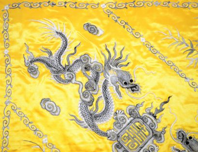 null Chinese fabrics in yellow silk with embroidered dragon motifs. Size: 54 x 66...
