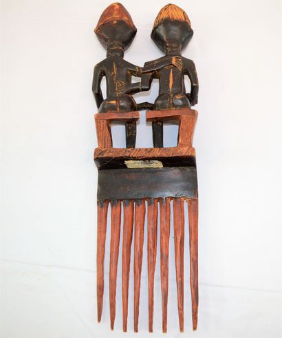 null Côte d'Ivoire: peigne en bois sculpté représentant un couple avec un enfant...