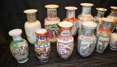 null Ensemble de 17 vases Chinois en porcelaine. (Accident sur certains). Hauteurs:...