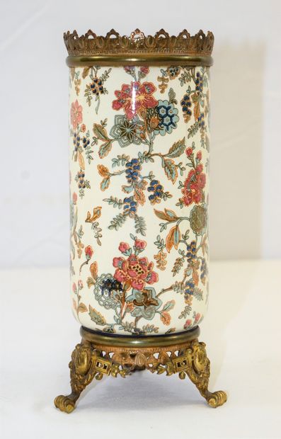 null Vase en faïence de Sarreguemines, sur piètement tripode en laiton. 22 cm