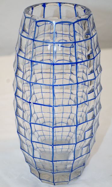 null Val Saint Lambert: vase in glass with blue nets, height: 23 cm. (wear).
