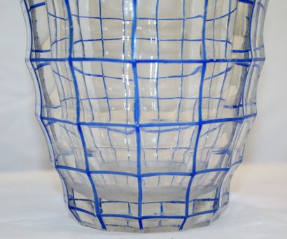 null Val Saint Lambert: vase en verre à filets bleu, hauteur: 23 cm. (usure).