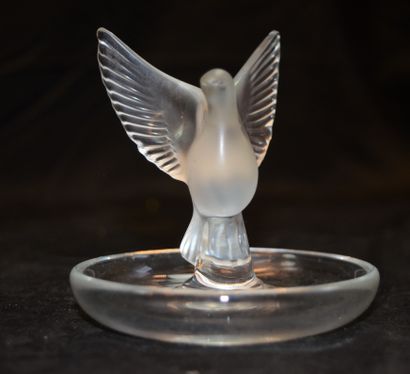 null Lalique: baguier colombe en cristal moulé pressé. Dimensions: 10 x 9 cm