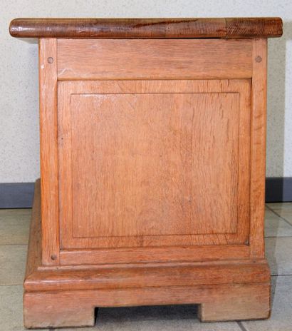 null Rustic oak chest, dimensions: 108 x 47 x 55 cm.