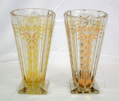null Pair of Art Deco molded crystal vases decorated with stylized palm trees. H:...