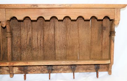 null Important rustic arch with 8 hooks, dimensions: 150 x 48 cm.
