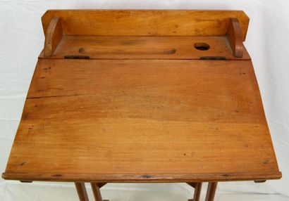 null Small school desk in wood. Height: 77, width: 72 cm