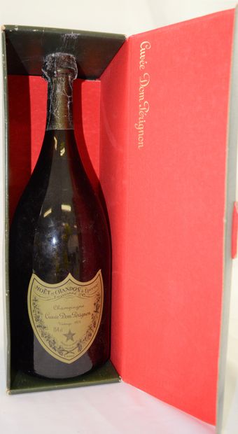 null Magnum of champagne Dom Pérignon 1971, in its red velvet lined box. Low neck...