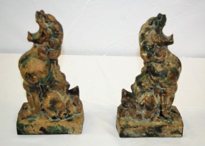 null Paire de félins asiatiques en métal, fin XIX / début XXème, hauteur: 28 cm