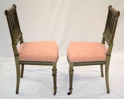 null 2 chaises Napoléon III, pieds antérieurs à roulettes, hauteur: 86 cm.