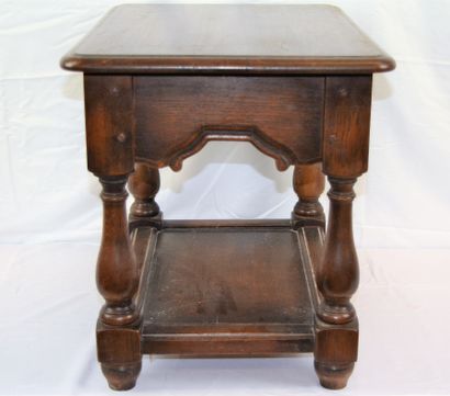  Petite table basse en chêne, dimensions: 63.5 x 43.5 cm.