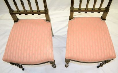 null 2 chaises Napoléon III, pieds antérieurs à roulettes, hauteur: 86 cm.