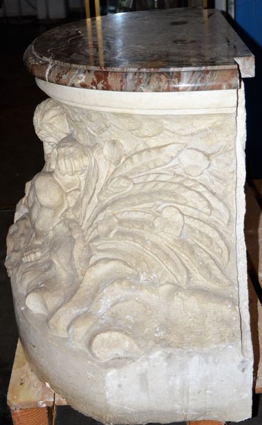 null Socle en pierre de france, surmonté d'un marbre, représentant Neptune sortant...