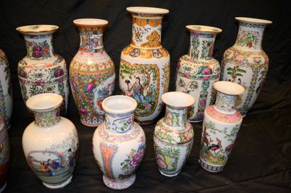 null Ensemble de 17 vases Chinois en porcelaine. (Accident sur certains). Hauteurs:...