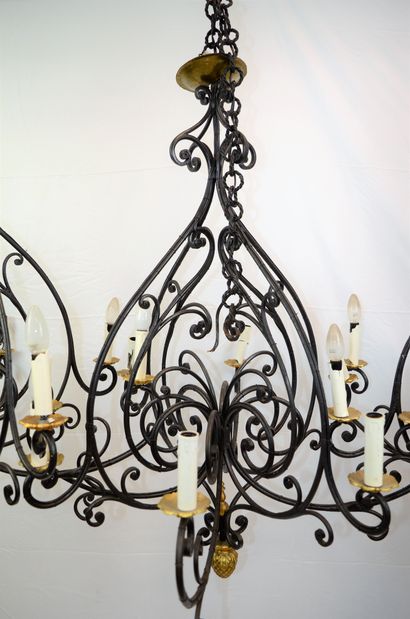 null 3 cast iron chandeliers with 8 lights. Height: 97 cm