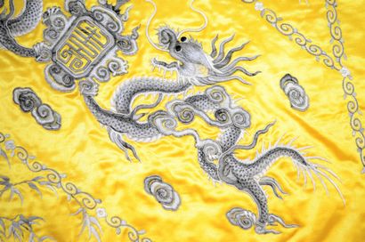 null Chinese fabrics in yellow silk with embroidered dragon motifs. Size: 54 x 66...