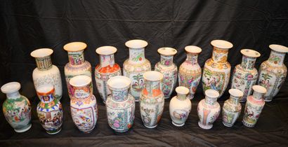  Ensemble de 17 vases Chinois en porcelaine. (Accident sur certains). Hauteurs: de...