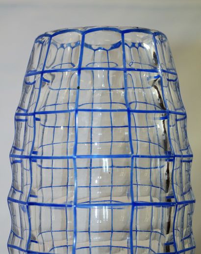 null Val Saint Lambert: vase en verre à filets bleu, hauteur: 23 cm. (usure).