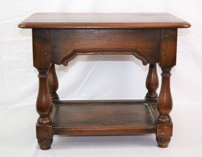  Petite table basse en chêne, dimensions: 63.5 x 43.5 cm.