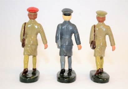 null G.J: Groupe de 3 figurines en composition: auxiliaires féminines de l'armée....