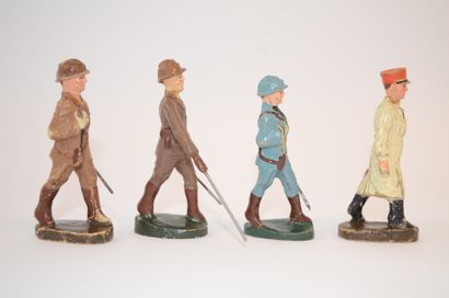 null 
MB (Belgique): 4 figurines en composition, un porte drapeau et un officier...