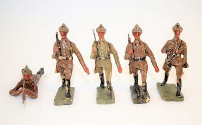 null DURSO: 5 soldats Russes de l'armée rouge: 4 défilant, dont 1 porte drapeau,...