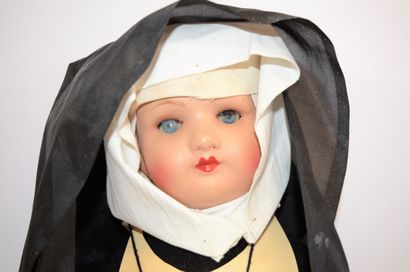  UNICA poupée en composition en costume de religieuse, yeux riboulant, bouche fermée,...
