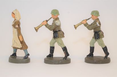 null ELASTOLIN (3): 2 soldats Allemands musiciens de la Whermacht au défilé et 1...