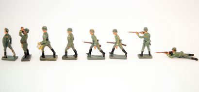 null DURSO (8): groupe de 8 soldats Allemands de la Wehrmacht, 2 fantassins en marche,...
