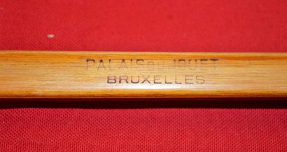 null Arc en bois marqué "Palais du Jouets, Bruxelles", avec sa housse de protection....