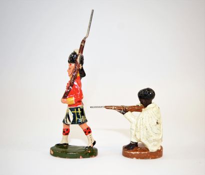 null G.J et divers: 2 figurines en composition: 1 tireur Africain genoux à terre,...