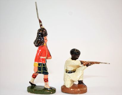 null G.J et divers: 2 figurines en composition: 1 tireur Africain genoux à terre,...