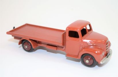 null DINKY TOYS 30 R / 422: Camion Plateforme Fordson Thames brun avec ses jantes...