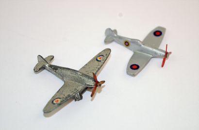 null DINKY TOYS 62 S et A: Huricane avec roues (1939/41) et Spitfire ailes court...